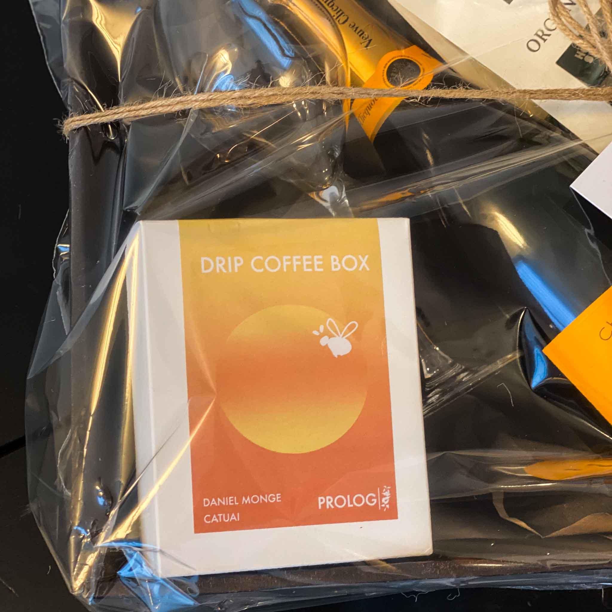 The Art Of Gifting Champagne Veuve Clicquot Yellow Label købmandskurv - PremiumBottles
