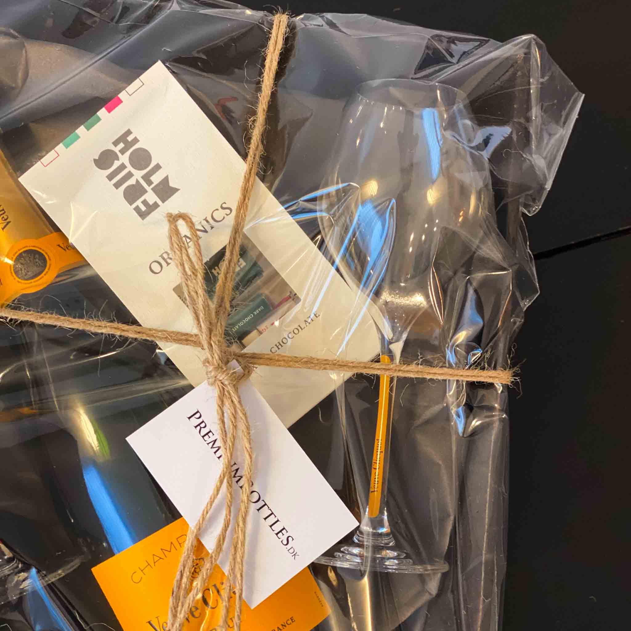 The Art Of Gifting Champagne Veuve Clicquot Yellow Label købmandskurv - PremiumBottles