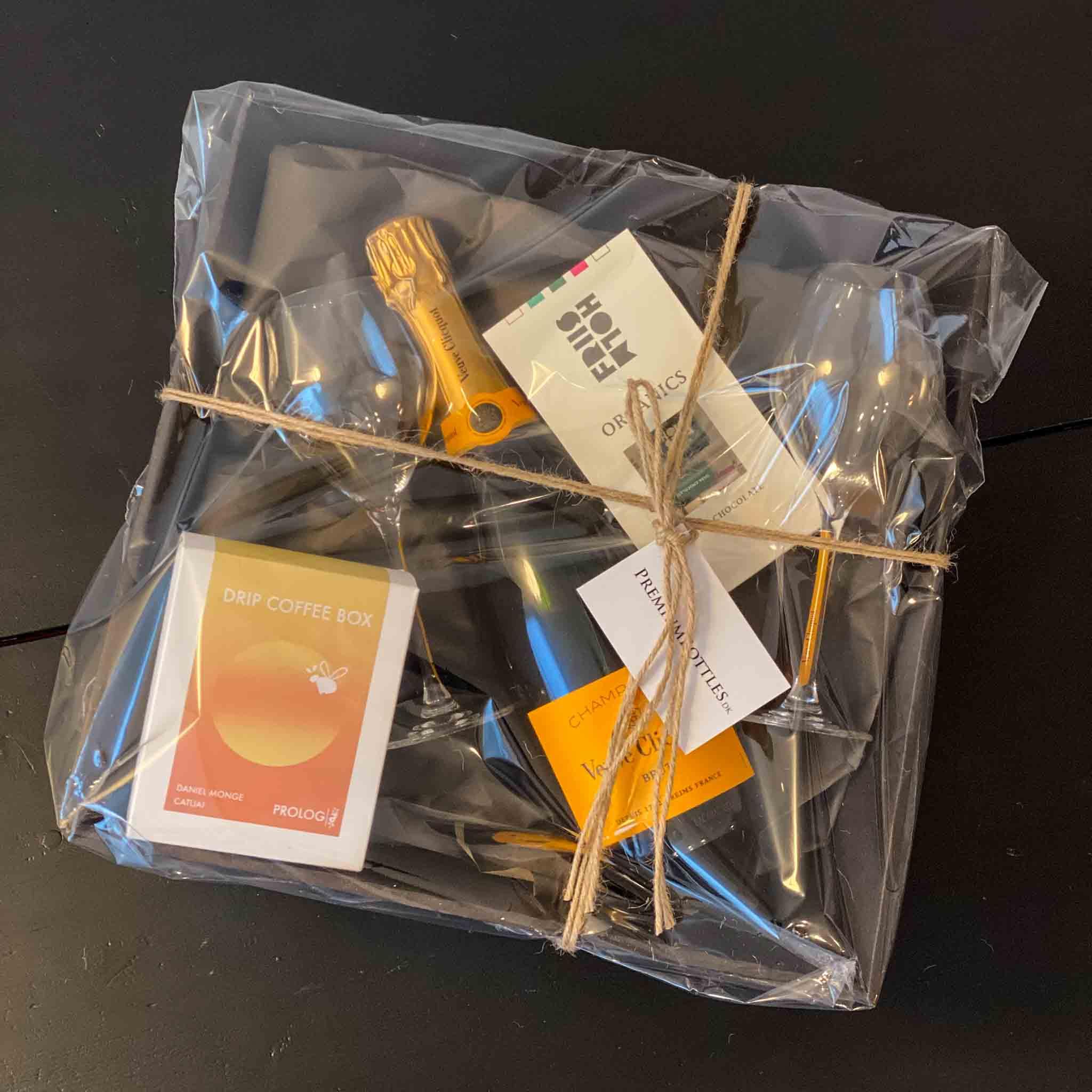 The Art Of Gifting Champagne Veuve Clicquot Yellow Label købmandskurv - PremiumBottles